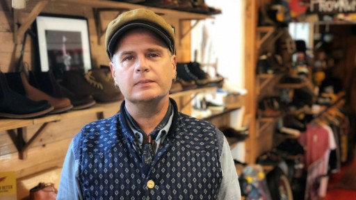 Västar: Bild på Rob med en väst tagen inne i HepCat Store i Lund